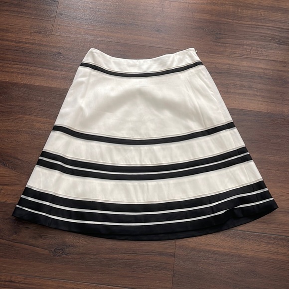 Ann Taylor NWOT Lined 70% Silk/ 30 Cotton Skirt with mesh and black trim detail. - Picture 1 of 7